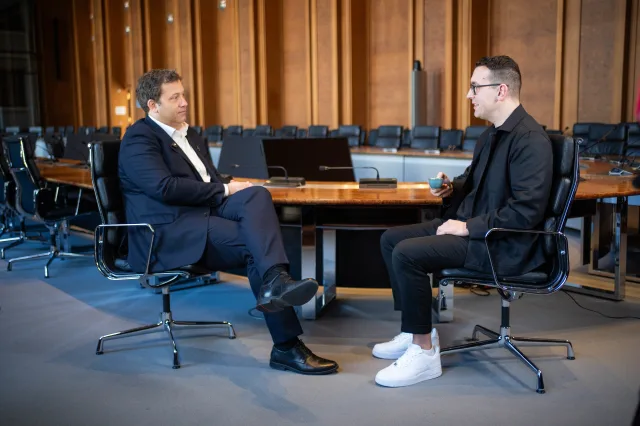 Steuerexperte Fabian Walter im Gespräch mit Lars Klingbeil (SPD).