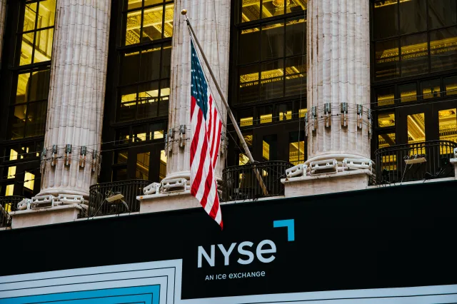 Eine Flagge vor der Börse in New York.