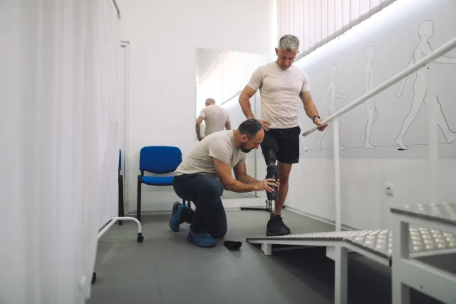 Jemand gewöhnt sich an eine Prothese