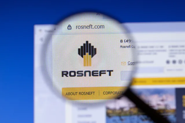 Rosneft-Logo auf Laptop-Bildschirm