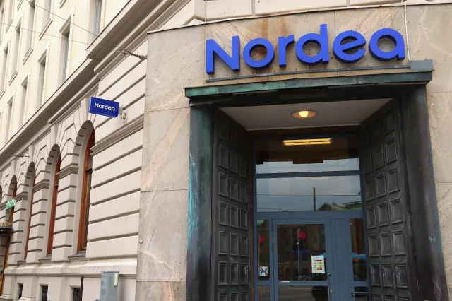 Zu sehen ist der Eingangsbereich einer Nordea-Filiale mit dem gut sichtbaren Logo der skandinavischen Bank an der Fassade eines Gebäudes. Die Aufnahme zeigt den Haupteingang der Bank in einer städtischen Umgebung.