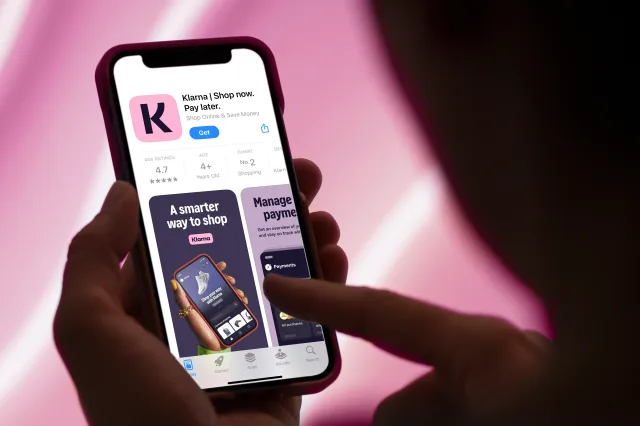 Jemand nutzt Klarna auf dem Smartphone