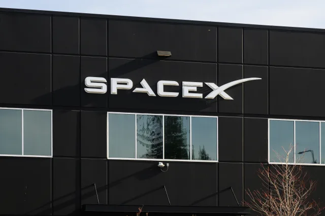 Das SpaceX-Logo an einem Gebäude.