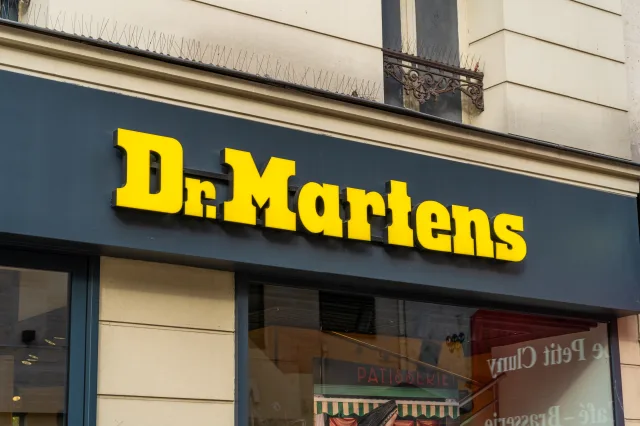Dr. Martens-Logo über einem Schaufenster