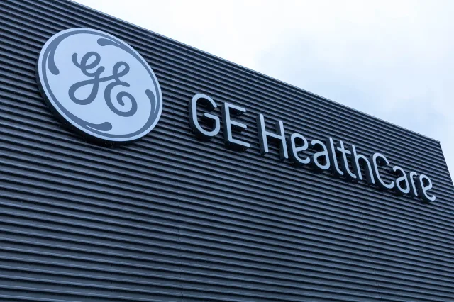 GE Healthcare Logo auf Hauswand