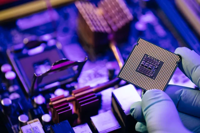 Jemand hält einen Mikrochip.