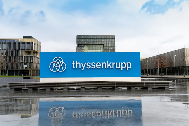 Thyssenkrupp-Logo vor Gebäuden