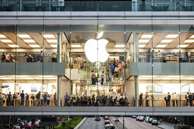 Kunden in einem Ladengeschäft von Apple.