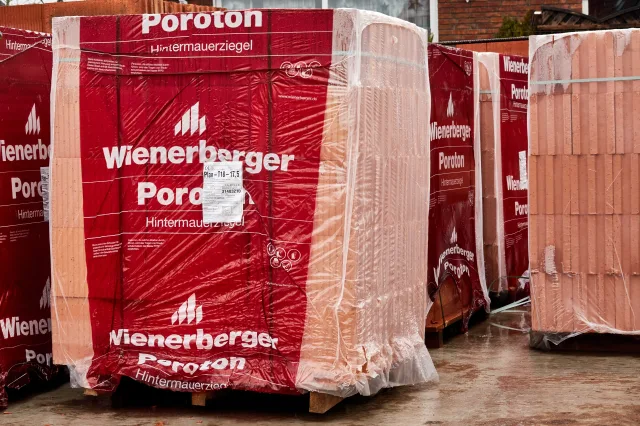 Verpackte Ziegeln mit dem Logo von Wienerberger