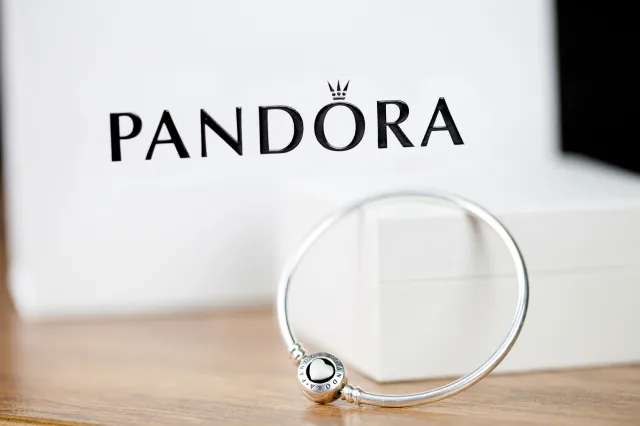 Pandora-Armband vor einem weißen Schmuckkästchen