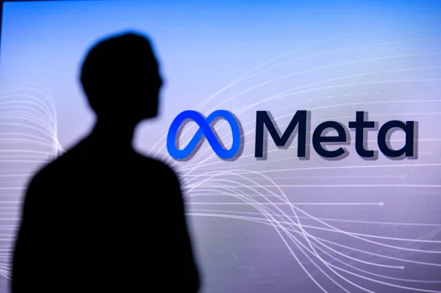 Eine Silhouette vor dem Logo von Meta.