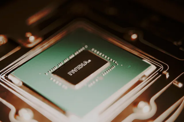 Ein Chip von Nvidia ist zu sehen.