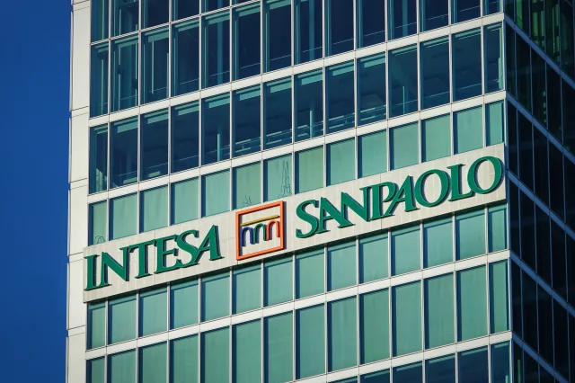 Intesa Sanpaolo Logo auf Gebäude