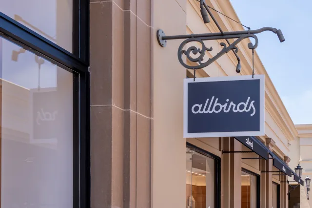 Allbirds-Geschäft mit dem Markenlogo an der Fassade eines Ladens.