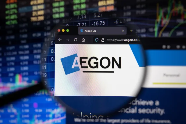 Durch Lupe vergrößertes Aegon-Logo auf Laptop-Bildschirm
