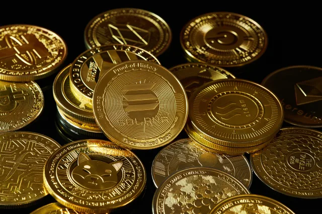 Symbolische Darstellung verschiedener Krypto-Währungen