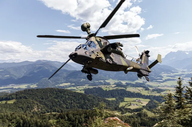 Ein Militärhubschrauber im Flug ist zu sehen.