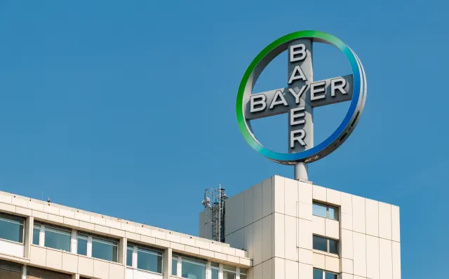 Das Bayer-Logo auf einem Hochhaus.