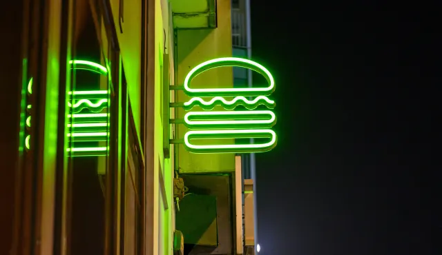 Das Logo von Shake Shack an einem Gebäude.