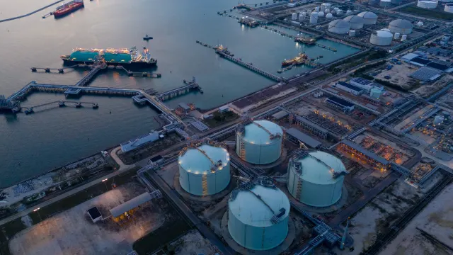 Ein Tanker wird beladen.