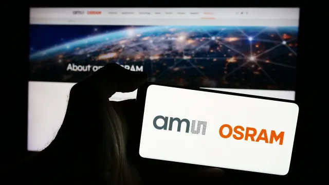 AMS-Osram Logo auf Handy vor Computer-Bildschirm