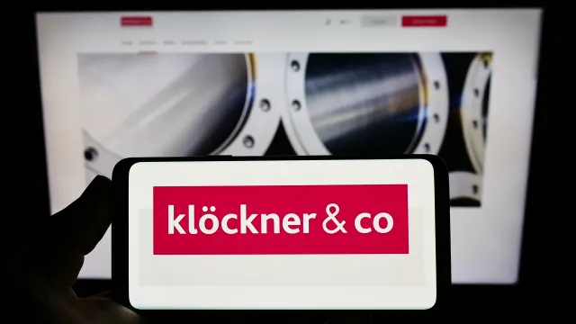 Klöckner & Co. - Logo auf Smartphone vor Laptop-Bildschirm