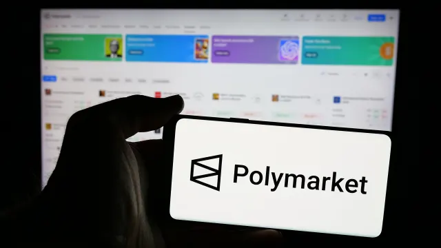 Jemand surft auf Polymarket