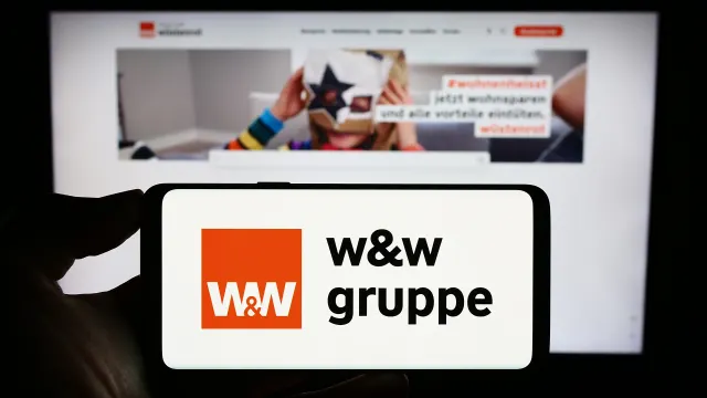 W&W-Logo auf Smartphone-Bildschirm