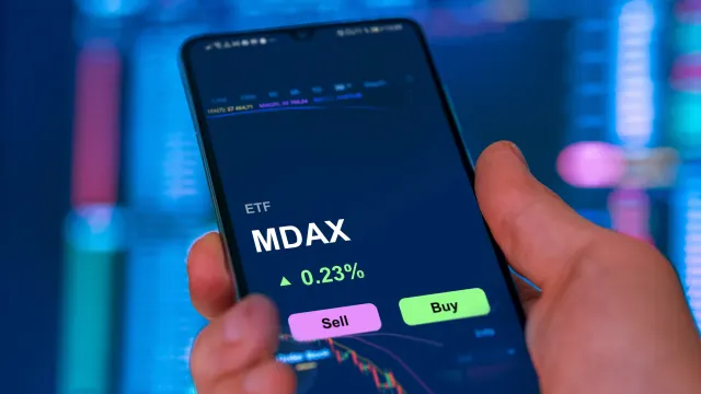 Jemand handelt einen MDax-ETF.
