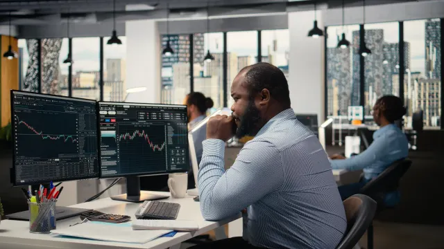 Ein Anleger analysiert Charts