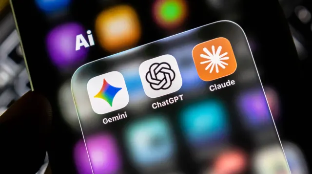 Verschiedene KI-Apps auf einem Smartphone.