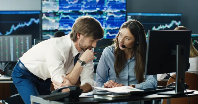 Börsenhändler im Gespräch.