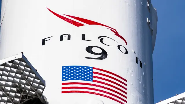 Das Logo der Falcon-Rakete von SpaceX ist zu sehen.