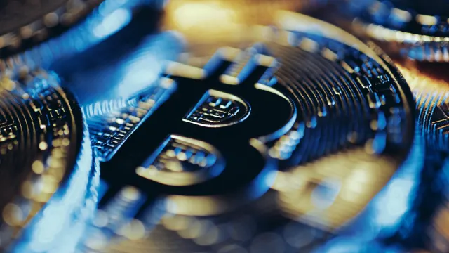 Eine Bitcoin-Münze ist zu sehen.