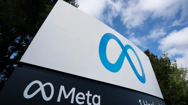 Das Meta-Logo vor einem Konzerngebäude.