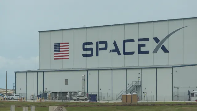 Das SpaceX-Logo an einem Gebäude.