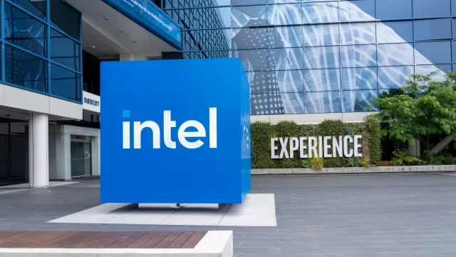 Intel-Logo am Standort des Unternehmens in Santa Clara, Kalifornien