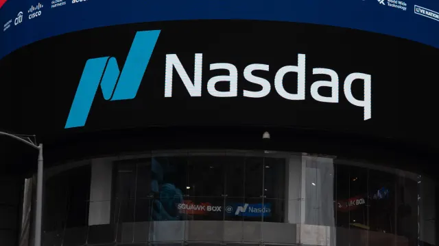 Nasdaq-Schriftzug am Gebäude der Nasdaq MarketSite in New York