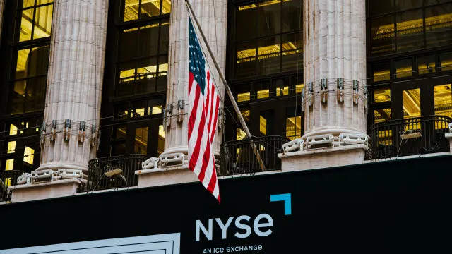 Eine Flagge vor der Börse in New York.