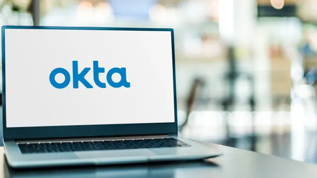 Okta-Logo auf Laptopbildschirm