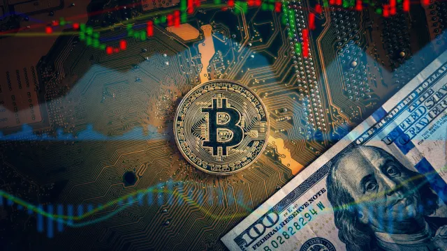 Bitcoin und Dollar-Noten sind zu sehen