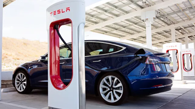 Tesla Model 3 an einer Tesla Supercharger-Ladestation