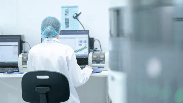 Jemand arbeitet in einem Labor.