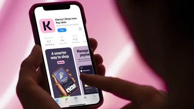 Jemand nutzt Klarna auf dem Smartphone