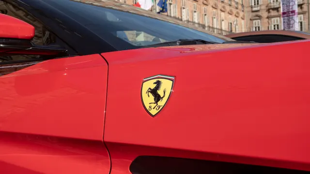 Das Logo von Ferrari an einem Auto.