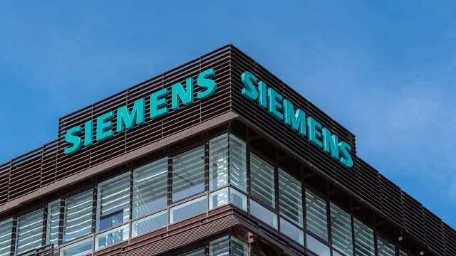 Siemens-Schriftzug an der Gebäudefassade in Vélizy-Villacoublay