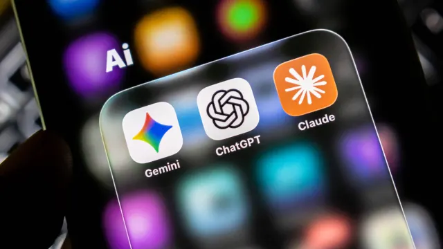Verschiedene KI-Apps auf einem Smartphone.