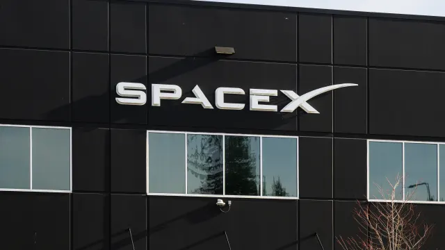 Das SpaceX-Logo an einem Gebäude.