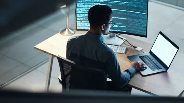 Jemand programmiert an einem Computer