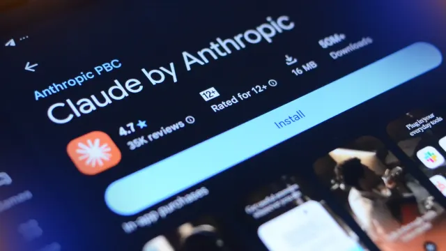 Die Claude-App auf einem Smartphone